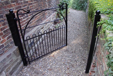 4' gate with lower bow tops and hooped brace with farm latch. The gate is set to open in both directions